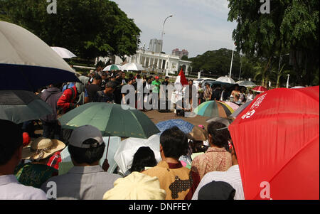 Jakarta, Indonésie. Dec 25, 2013. Les congrégations de l'Indonésie à partir de deux églises assister à une prière de masse devant le palais présidentiel. Des centaines de chrétiens indonésiens a organisé un culte de Noël le 25 décembre, devant le palais présidentiel de Jakarta pour protester contre la fermeture de leurs églises en raison de la pression exercée par les extrémistes musulmans. Afriadi Hikmal : Crédit/ZUMA/ZUMAPRESS.com/Alamy fil Live News Banque D'Images