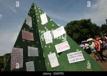 Jakarta, Indonésie. Dec 25, 2013. Les congrégations de l'Indonésie à partir de deux églises assister à une prière de masse devant le palais présidentiel. Des centaines de chrétiens indonésiens a organisé un culte de Noël le 25 décembre, devant le palais présidentiel de Jakarta pour protester contre la fermeture de leurs églises en raison de la pression exercée par les extrémistes musulmans. Afriadi Hikmal : Crédit/ZUMA/ZUMAPRESS.com/Alamy fil Live News Banque D'Images
