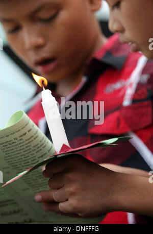 Jakarta, Indonésie. Dec 25, 2013. Les congrégations de l'Indonésie à partir de deux églises assister à une prière de masse devant le palais présidentiel. Des centaines de chrétiens indonésiens a organisé un culte de Noël le 25 décembre, devant le palais présidentiel de Jakarta pour protester contre la fermeture de leurs églises en raison de la pression exercée par les extrémistes musulmans. Afriadi Hikmal : Crédit/ZUMA/ZUMAPRESS.com/Alamy fil Live News Banque D'Images