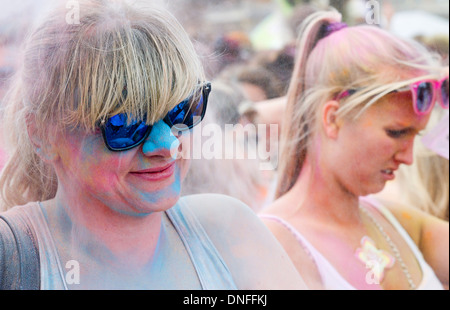 L'un d'Holi festival couleur d'été en plein air de Battersea Power Station London UK Banque D'Images