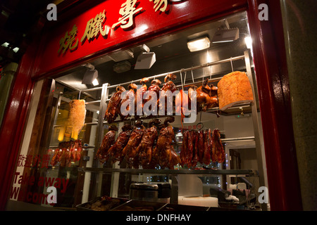 Les canards rôtis et autres viandes au restaurant chinois dans le quartier chinois de Londres, la fenêtre de l'Angleterre Banque D'Images