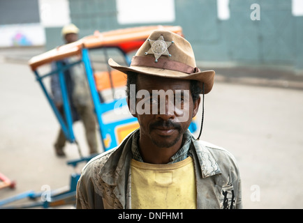 Pousse Pousse les pilotes dans Antsaribe, Madagascar. Banque D'Images