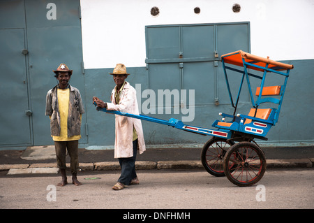 Pousse Pousse les pilotes dans Antsaribe, Madagascar. Banque D'Images