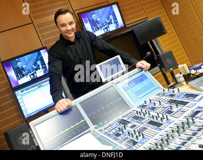 Hambourg, Allemagne. 18Th Oct, 2013. Auteur Christian Breidert libre est dans une chambre de mélange où l'émission de télévision "pour un intérieur' est produit sur la base de la société de l'Allemagne du Nord NDR à Hambourg, Allemagne, le 20 décembre 2013. Même procédure que l'année dernière ? Le populaire New Year's Eve show fête son 50e anniversaire. Photo : Angelika Warmuth/dpa/Alamy Live News Banque D'Images