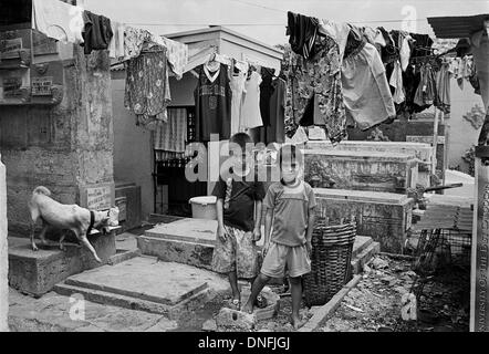 Manille, Philippines : les garçons vivant parmi les tombes dans le cimetière nord de Manille Banque D'Images