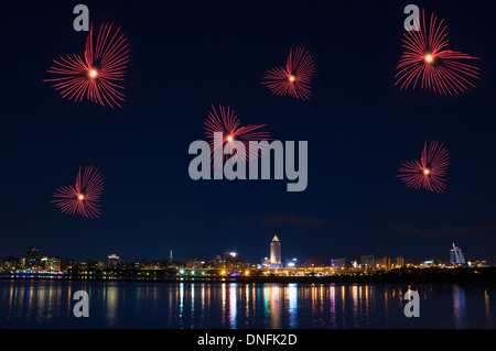 D'artifice en forme de cœur dans la nuit au-dessus de ville Banque D'Images