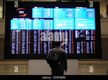 Tokyo, Japon. Dec 26, 2013. Un homme regarde une carte électronique montrant l'indice boursier à la Bourse de Tokyo à Tokyo, Japon, Décembre 26, 2013. Les stocks de Tokyo a ouvert le jeudi plus élevé au milieu d'un affaiblissement du yen qui a levé les investisseurs'sentiment sur actions orientées vers l'exportation. © Stringer/Xinhua/Alamy Live News Banque D'Images