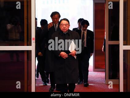 Beijing, Chine. Dec 26, 2013. Le Ministre chinois des affaires étrangères Wang Yi (pas en photo) citation ambassadeur japonais en Chine Masato Kitera (avant), fortement pour protester et condamner le premier ministre japonais Shinzo Abe à l'occasion de sa visite au sanctuaire de Yasukuni liés à la guerre, à Beijing, capitale de la Chine, 26 Décembre, 2013. © Ding Lin/Xinhua/Alamy Live News Banque D'Images