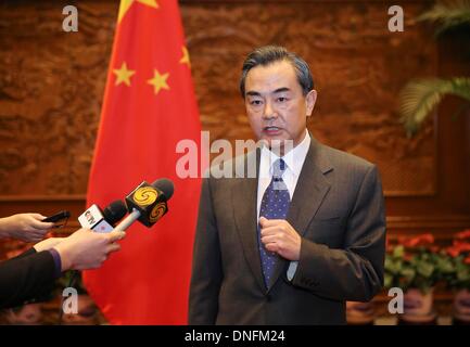 Beijing, Chine. Dec 26, 2013. Le Ministre chinois des affaires étrangères Wang Yi citation ambassadeur japonais en Chine Masato Kitera (pas en photo), fortement pour protester et condamner le premier ministre japonais Shinzo Abe à l'occasion de sa visite au sanctuaire de Yasukuni liés à la guerre, à Beijing, capitale de la Chine, 26 Décembre, 2013. © Ding Lin/Xinhua/Alamy Live News Banque D'Images