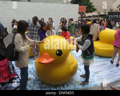 Hong Kong, Chine. 09Th Mai, 2013. Les enfants se rassemblent autour de canards en plastique jaune, qui, avec un canard géant de 16m sont placés dans le port de Hong Kong, Chine, 02 mai 2013. Le projet de l'artiste néerlandais Florentijn Hofman est resté à la port de Hong Kong jusqu'en juin puis passé au prochain port. Le canard géant est sur un voyage autour du monde et a déjà effectué un arrêt à 13 villes dans 9 pays. Photo : Peter Jaehnel / PAS DE SERVICE DE FIL/dpa/Alamy Live News Banque D'Images