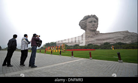 Changsha, Chine, province du Hunan. Dec 26, 2013. Les visiteurs de prendre des photos de la statue de l'ancien dirigeant chinois Mao Zedong, commémorant le 120e anniversaire de la naissance de Mao, à Changsha, Province du Hunan en Chine centrale, 26 Décembre, 2013. © Li Ga/Xinhua/Alamy Live News Banque D'Images