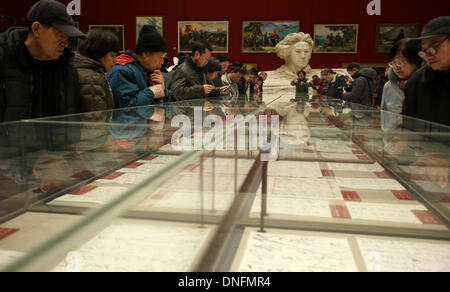 Beijing, Chine. Dec 26, 2013. Les visiteurs regarder les œuvres de calligraphie de l'ancien leader chinois Mao Zedong au Musée national de Chine, commémorant le 120e anniversaire de la naissance de Mao, à Beijing, capitale de la Chine, 26 Décembre, 2013. © Jin Liwang/Xinhua/Alamy Live News Banque D'Images