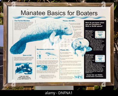 Un panneau décrit les lamantins de Floride, une espèce en voie de disparition, et comment les plaisanciers peuvent éviter de nuire à eux avec leurs bateaux dans les cours d'eau de la Floride, aux États-Unis. Banque D'Images