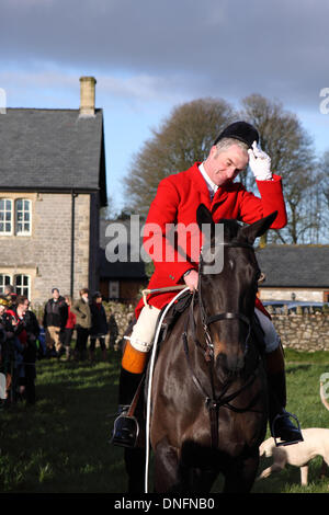 Priddy, Somerset, UK Boxing Day 2013. Le chien maître de la chasse aux agriculteurs de Mendip rencontrez sur Priddy vert avant de partir pour le traditionnel Boxing Day hunt réunion. Banque D'Images