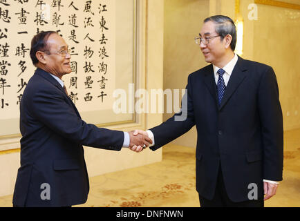 Beijing , Chine. Dec 26, 2013. Ma Biao (R), vice-président du Comité National de la Conférence consultative politique du peuple chinois, rencontre avec Tep Ngorn, le deuxième vice-président du Sénat du Cambodge, à Beijing, capitale de la Chine, 26 Décembre, 2013. © Yao Dawei/Xinhua/Alamy Live News Banque D'Images