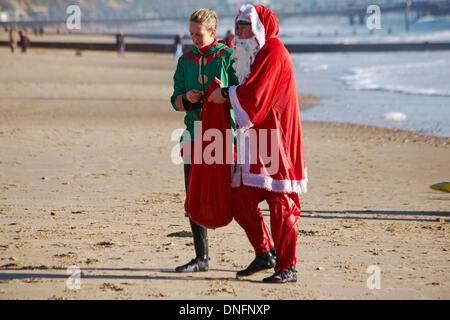 Bournemouth, Royaume-Uni. Dec 26, 2013. Les sauveteurs de Bournemouth sont présentés avec des prix par le maire de Bournemouth à Durley Chine beach. Ils ont ensuite mis sur une démonstration de sauvetage sauvetage pour les foules, y compris le sauvetage Santa Claus, le Père Noël, à partir de la mer. Credit : Carolyn Jenkins/Alamy Live News Banque D'Images