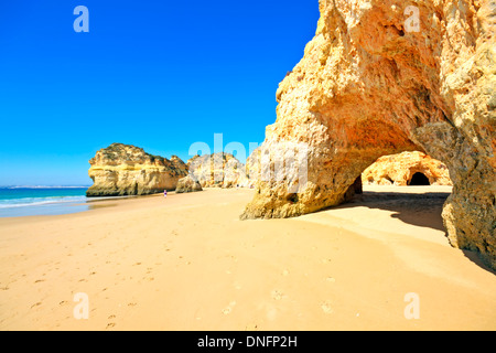 Les rochers et l'océan à Praia de Tres Irmaos Alvor Algarve Portugal Banque D'Images