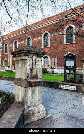 Fontaine d'eau potable à l'entrée du cimetière de St Botolph-sans-Bishopsgate commune française, Londres, UK Banque D'Images