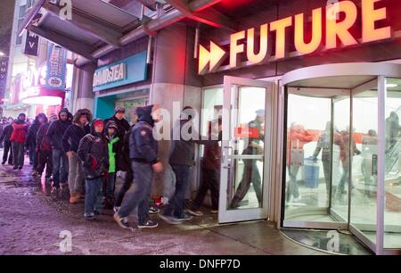 Toronto, Canada. Dec 26, 2013. Les clients queue pour entrer dans un magasin le Boxing Day à Toronto, Canada, 26 déc 2013. Boxing Day est l'un des jours de shopping les plus importants de l'année au Canada. Credit : Zou Zheng/Xinhua/Alamy Live News Banque D'Images