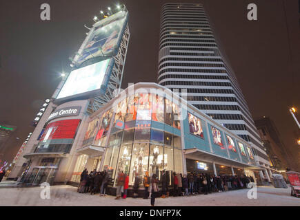 Toronto, Canada. Dec 26, 2013. Les clients queue pour entrer dans un magasin le Boxing Day à Toronto, Canada, 26 déc 2013. Boxing Day est l'un des jours de shopping les plus importants de l'année au Canada. Credit : Zou Zheng/Xinhua/Alamy Live News Banque D'Images