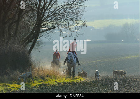 Oakham, Rutland, UK. Dec 26, 2013. Huntsman Andrew Osborne et Whipper-In robert Medcalf menant la meute après le village cottage traditionnel Hunt's Boxing Day rencontrez. Credit : Nico Morgan/Alamy Live News Banque D'Images