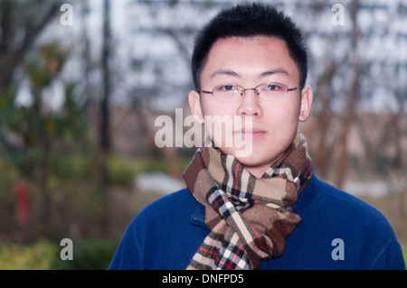 Portrait jeune homme outdoor Banque D'Images