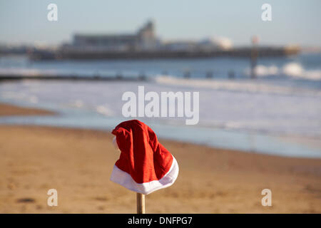 Bournemouth, Royaume-Uni. Dec 26, 2013. Les sauveteurs de Bournemouth sont présentés avec des prix par le maire de Bournemouth à Durley Chine beach. Ils ont ensuite mis sur une démonstration de sauvetage sauvetage pour les foules, y compris le sauvetage Santa Claus, le Père Noël, à partir de la mer. Credit : Carolyn Jenkins/Alamy Live News Banque D'Images