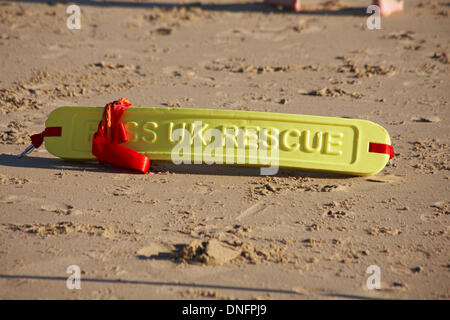 Bournemouth, Royaume-Uni. Dec 26, 2013. Les sauveteurs de Bournemouth sont présentés avec des prix par le maire de Bournemouth à Durley Chine beach. Ils ont ensuite mis sur une démonstration de sauvetage sauvetage pour les foules, y compris le sauvetage Santa Claus, le Père Noël, à partir de la mer. Credit : Carolyn Jenkins/Alamy Live News Banque D'Images