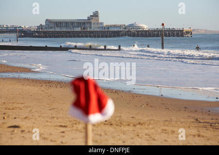 Bournemouth, Royaume-Uni. Dec 26, 2013. Les sauveteurs de Bournemouth sont présentés avec des prix par le maire de Bournemouth à Durley Chine beach. Ils ont ensuite mis sur une démonstration de sauvetage sauvetage pour les foules, y compris le sauvetage Santa Claus, le Père Noël, à partir de la mer. Credit : Carolyn Jenkins/Alamy Live News Banque D'Images