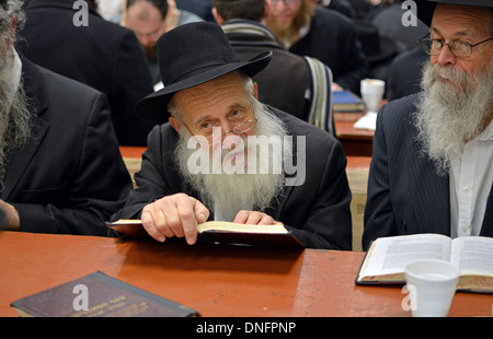 Un rabbin orthodoxe à la tête d'une classe d'étude de la bible chaque jour au siège de Loubavitch de Crown Heights, Brooklyn, New York Banque D'Images