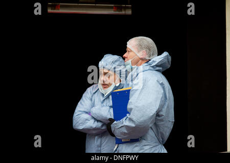 Soho Londres, Royaume-Uni. 26 décembre 2013. Les agents d'enquête judiciaire arrivent sur la scène du crime après une fusillade mortelle à l'Avalon nightclub à Soho Londres pendant les premières heures du jour de Noël Crédit : amer ghazzal/Alamy Live News Banque D'Images
