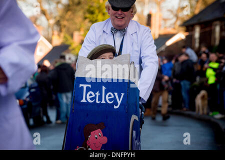 East Hoathly, UK . Dec 26, 2013. Les villageois de East Hoathly près de Lewes dans le Sussex de l'Est participant à cette année, le lendemain de la pram race. L'événement est une collecte de fonds annuelle pour les organismes de bienfaisance locaux et l'organisation de la société carnaval village. Crédit : Jim Holden/Alamy Live News Banque D'Images