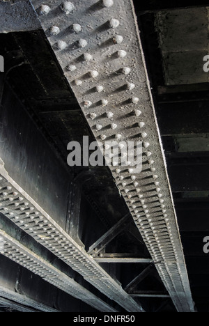 Rivets métalliques et des poutres sur le dessous du pont Banque D'Images