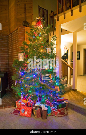 Un arbre de Noël décoré dans un salon Banque D'Images