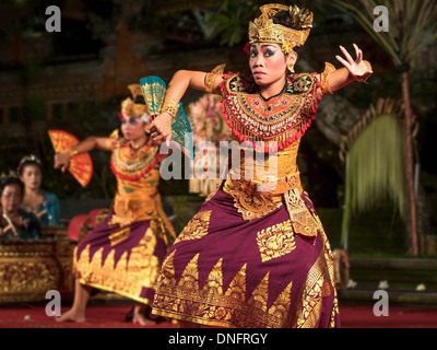 Traditionnel et les spectacles de danse Legong danse Barong au théâtre en plein air à Ubud, Bali. Banque D'Images