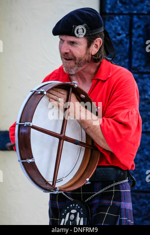 Le musicien écossais jouant le bodhran irlandais lors d'une foire de Sarasota en Floride Banque D'Images