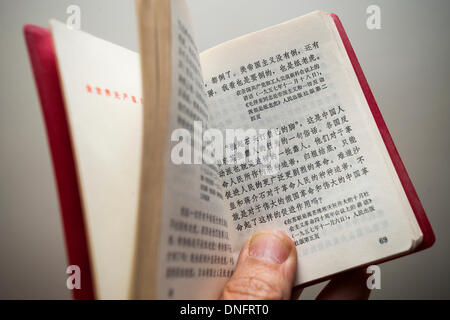 Un exemplaire de poche vintage le président Mao Zedong's 'Citations du président Mao Tse-tung', connu sous le nom de "petit livre rouge est vu sur son 120e anniversaire, le Jeudi, Décembre 26, 2013. Le livre a été publié à partir de 1964 jusqu'en 1976, populaire durant la Révolution culturelle et est l'un des plus des livres imprimés dans l'histoire avec 1 055 498 000 exemplaires imprimés (selon les statistiques officielles fournies par le gouvernement chinois). Crédit : Richard Levine/Alamy Live News Banque D'Images