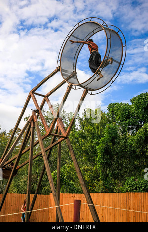 Artiste de cirque le public avec sa roue de hamster Banque D'Images