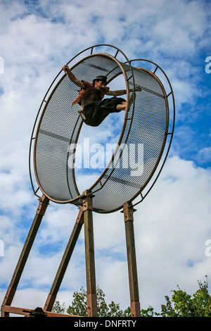 Artiste de cirque le public avec sa roue de hamster Banque D'Images