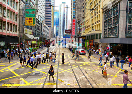 Les gens sur passage piétons, Hong Kong, Chine Banque D'Images