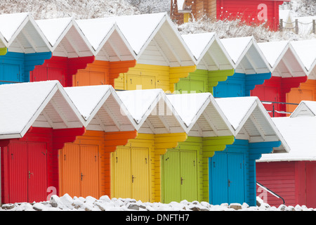 Cabines colorées sous le poids de la neige, dans la région de North Bay, Scarborough, sur la côte du Yorkshire. Banque D'Images
