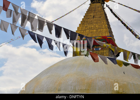 Sanctuaire bouddhiste Bouddha Stupa Boudhanath avec sagesse les yeux et priant de drapeaux à Katmandou, Népal Banque D'Images
