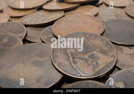 Ancienne monnaie penny britannique 1d avec le roi George V et la reine Victoria valeur usés petit changement Banque D'Images