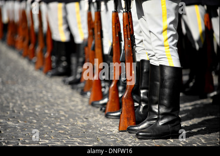 Des soldats en position de repos pendant une carabine parade militaire Banque D'Images