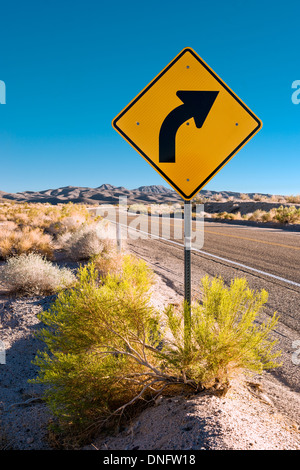 Dans le désert de la route et tournez à signer Banque D'Images