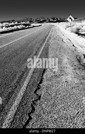 Dans le désert de la route et tournez à signer Banque D'Images