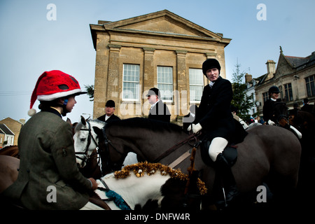 Les cavaliers, y compris des enfants à santa hat, rencontrez à l'extérieur de l'hôtel Fox avant de Heythrop Hunt Boxing Day rencontrez Banque D'Images