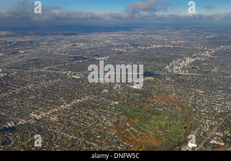 Vue aérienne de Toronto Canada, rue Yonge et de l'autoroute 401 avec Rosedale Golf Club et Downsview Banque D'Images