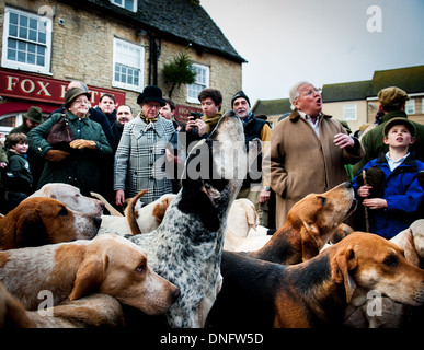 The Heythrop Hunt , une chasse au renard à Chipping Norton, Oxfordshire le lendemain de Noël chaque année à partir de l'hôtel Fox Banque D'Images