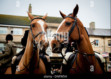 Cavaliers et chiens se retrouvent au début de l'Heythrop Hunt dans Chipping Norton, Oxfordshire Banque D'Images